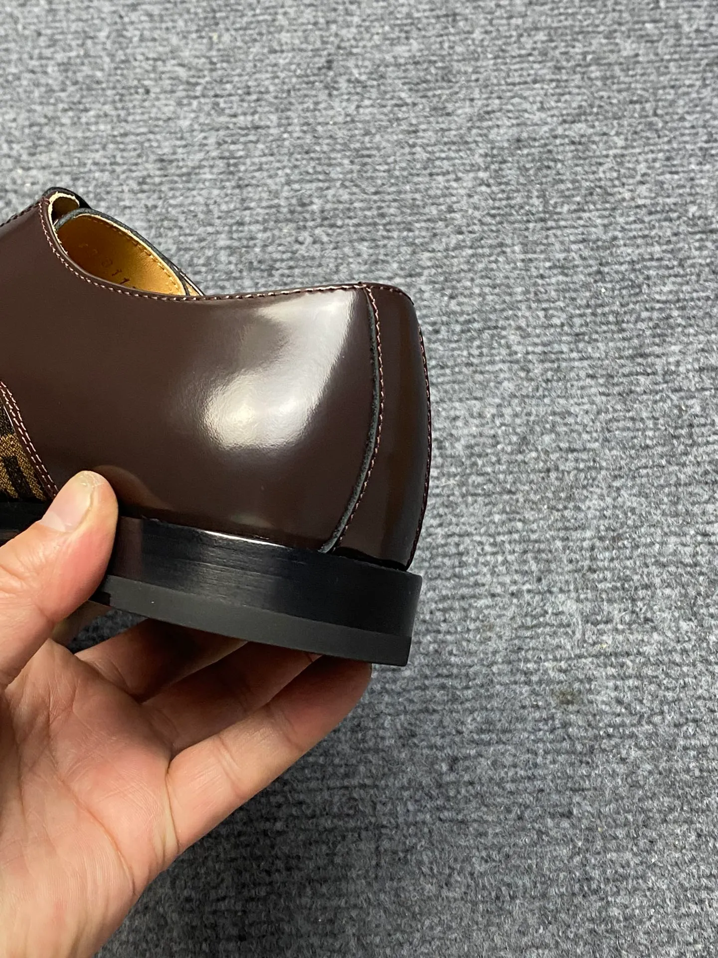 Factory price 960FENDI Fendi men's breathable and comfortable leather shoes. Original development. The leather outsole is made of leather. Counters copy one to one. Imported counter cowhide. Imported water dyes cattle. 38 to 44. (45.46. can be ordered. 47.
